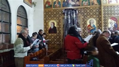 الآلاف يؤدون قداس 