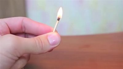 كيف تشعل عود كبريت دون الحاجة للعلبة (فيديو)