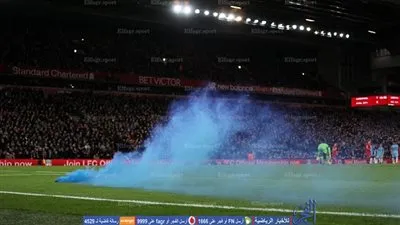 جماهير مانشستر سيتي تلقى بقنبلة دخان قبل لحظات من نهاية مباراته مع ليفربول (فيديو)