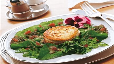 طريقة تحضير جبنة الماعز المشويّة مع سلطة الأعشاب