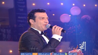 ايهاب توفيق يشعل أولى حفلاته الغنائية برأس السنة (صور)