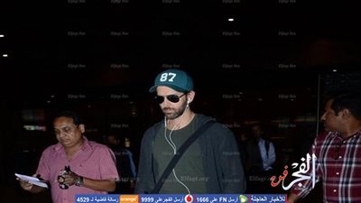 ريثيك روشان يعود من دبي بعد قضاء ليلة رأس السنة (صور)