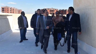 عاجل.. شاب يحاول الانتحار من أعلى مبنى محافظة الإسكندرية.. والمحافظ يتدخل (صور)