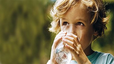 خطوات بسيطة لتشجيع الطفل على شرب الماء