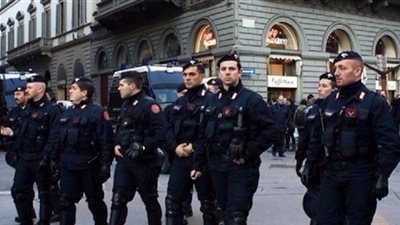 إصابة شرطي في انفجار قنبلة أمام متجر للكتب بفلورنسا الإيطالية