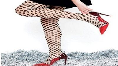 الطريقة المثالية لإرتداء الجوارب التي تناسب إطلالتك شتوية (صور)