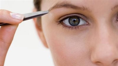 وسيلتان لتجنب الوجع الشديد أثناء نتف حاجبيك