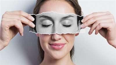 حيل ذكية بالمكياج تساعدك على اخفاء الهالات السوداء!