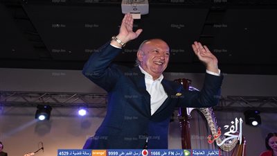 عمر خيرت يتسلم مفتاح الغردقة ويغني مع الجمهور 