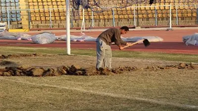 صيانة شاملة لملعب الإسماعيلية قبل عودة الدوري (صور)