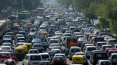 توقف حركة المرور على طريق المحور باتجاه أكتوبر بسبب بقعة زيت