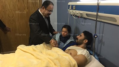 وزير الداخلية يزور المصابين بمستشفى الشرطة بالعجوزة (صور)