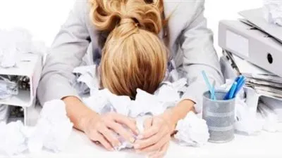 سبب صادم يجبر موظفة على الإنتحار واستقالة مديرها في العمل !