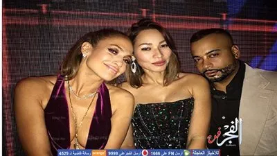 جنيفر لوبيز ترتدي قلادة دريك الذهبية