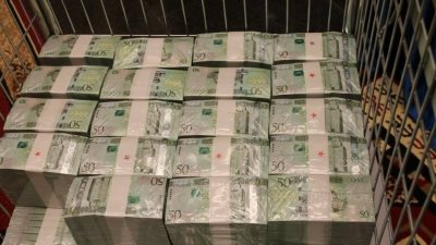 ضبط 19 ألف دينار ليبي قبل الإتجار بها في السوق السوداء بمطروح