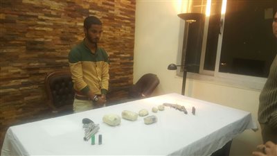 ضبط مسجل بحوزته 6 قنابل وأسلحة نارية في بولاق أبو العلا