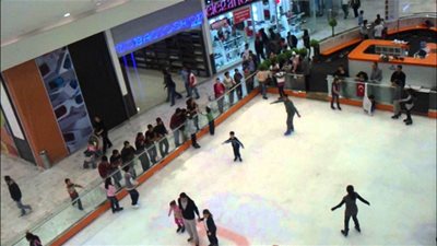 عاجل.. سوري يحمل قنبلة ويصرخ 