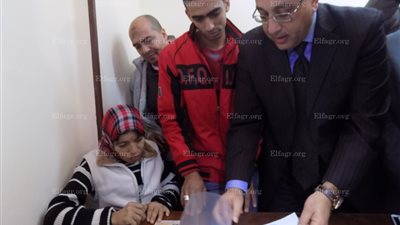 وزير الإسكان عقب تسلمه الشقة لفتاة العربة: تأثرت كثيرا بصورة 