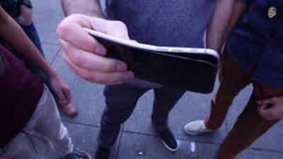 هاتف آيفون يتنقذ رجل أميركي من هجوم احتفال رأس السنة   !