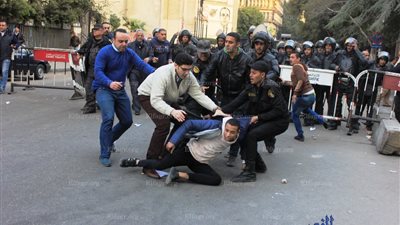 قوات الأمن تعتدي على 