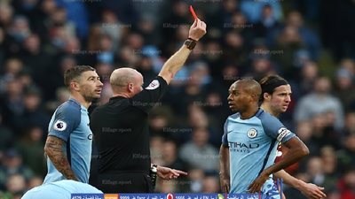 لحظة طرد فرناندينيو لاعب مانشستر سيتي أمام بيرنلي (فيديو)