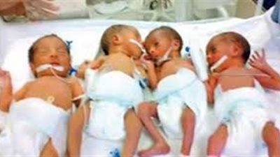 اسرة تحتفل بولادة 4 توائم في عامين مختلفين !