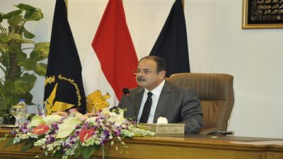 وزير الداخلية يكافئ 960 رجل شرطة لجهودهم في تحقيق رسالة الأمن 