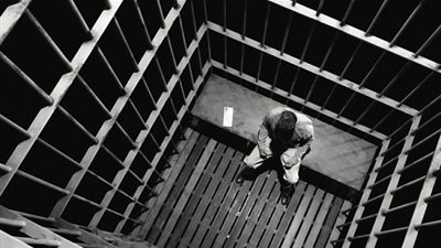 القبض على خليجي انتحل صفة فتاة ليل وصور 150 شابا في أوضاع مخلة!