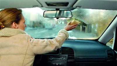 حيل ذكية للتخلص من بخار الماء على الزجاج الأمامي للسيارة!