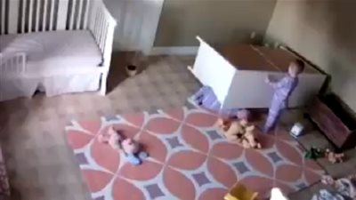 طفل يتمكن من إنقاذ شقيقه التوأم أثناء لعبهما سوياً (فيديو)