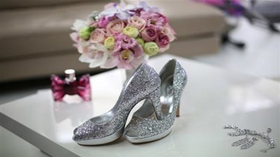 5 خطوات اتبعيها اذا اخترت الحذاء الغليتر لزفافك