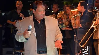 عبدالباسط حمودة مداعبًا راقصات عاريات فى 