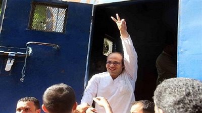 للمرة الثانية.. أحمد ماهر يصل قسم عابدين لإنهاء إجراءات الإفراج عنه