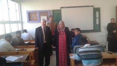 وكيل التعليم بالإسماعيلية يتفقد لجان امتحانات النقل (صور)