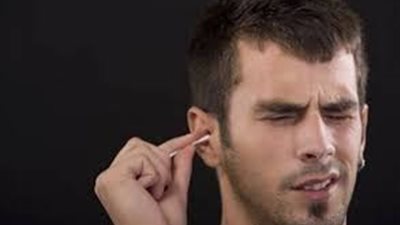 احذر تنظيف الأذن لأنه يسبب مشكلات خطيرة في السمع !