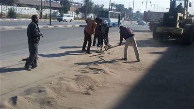 إزالة الأتربة المتراكمة بشارع الجيش وميدان المثلث في السويس (صور)