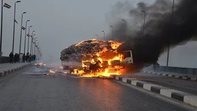 اشتعال سيارة نقل بطريق 