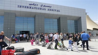 رئيس مصلحة الجمارك يتفقد سير العمل بمطار الغردقة