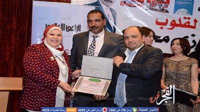 تكريم نجوم الفن والإعلام في حفل توقيع ديوان 