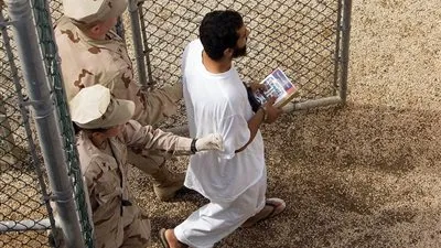 أمريكا تنقل 4 سجناء من معتقل جوانتانامو إلى السعودية  