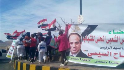 أطفال سفاجا يستقبلون السيسي بلافتات ترحيب وأعلام مصر