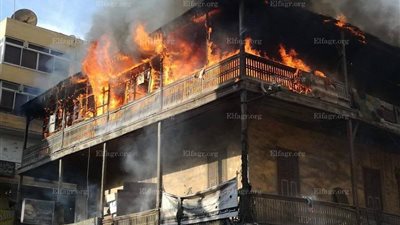 عاجل.. حريق هائل  يتسبب في انهيار عقار خشبي ببورسعيد (صور)