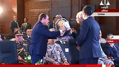 وزارة النقل تقدم هدية تذكارية إلى الرئيس السيسي