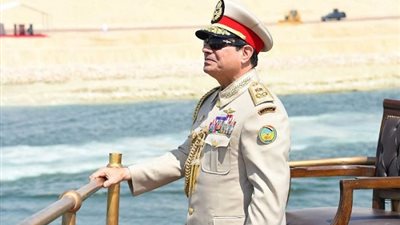 خبراء عسكريون يكشفون.. لماذا يرتدي السيسي 