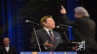 هاني شاكر يبدأ حفله على مسرح أوبرا جامعة مصر (صور)