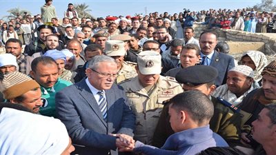 محافظ المنيا يشارك في تشييع جثمان شهيد سيناء بمسقط رأسه بالعدوة