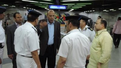 جولة تفقدية لمدير شرطة النقل داخل محطات القطارات والمترو