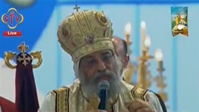 البابا تواضروس ينهى قداس عيد الميلاد ويتلقى التهاني 