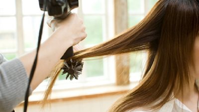 حكم عمل المرأة في 