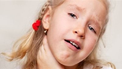 اليكِ أفضل الطرق للتخلص من التهاب الحلق لدى طفلك !
